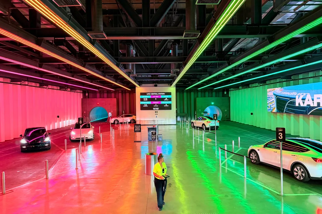 The Ultimate 2026 Guide to the Vegas Loop, Robo-Taxis, and Free Trams